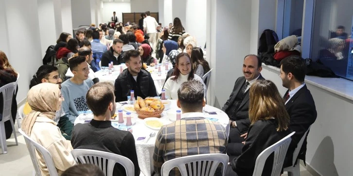 Başkan Altay, gençlerle iftar yaptı