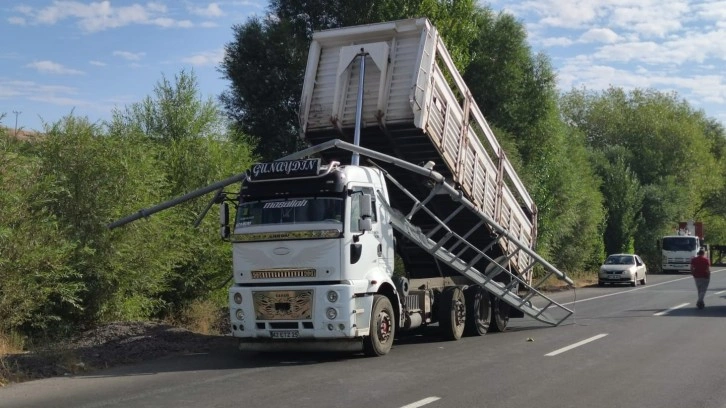 Bingöl'de Kamyon KGYS Direğini Devirdi