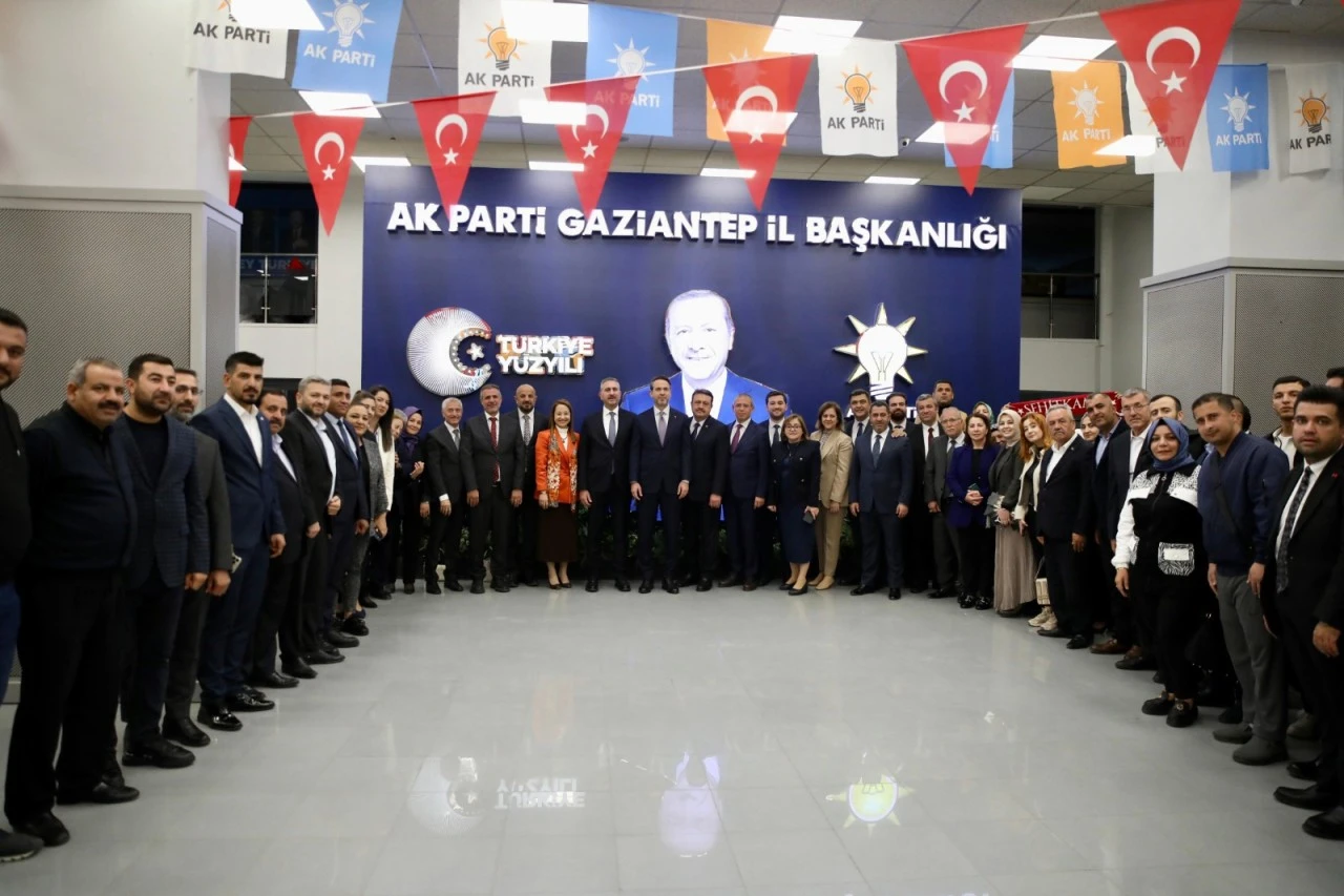 ENERJİ VE TABİİ KAYNAKLAR BAKANI BAYRAKTAR AK PARTİ GAZİANTEP TEŞKİLATI İLE BULUŞTU 