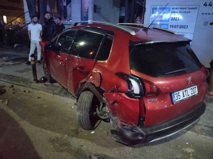 Kadıköy'de Lüks Otomobil Park Halindeki Araçlara Çarptı