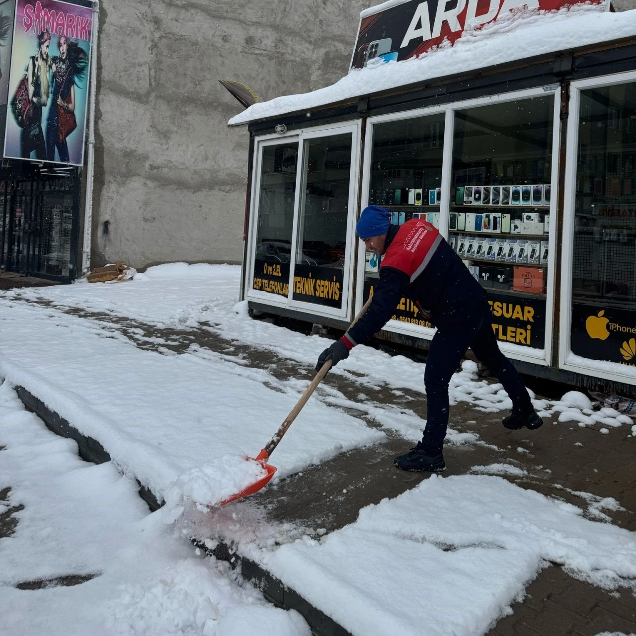 Kar Yağışı Sonrası Yaya ve Araç Trafiğinde Güvenlik İçin Büyükşehir Sahada