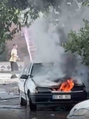 Şanlıurfa’nın Siverek ilçesinde park halindeki otomobil yanarak kullanılamaz hale geldi