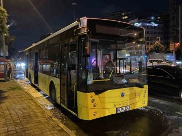 Beyoğlu’nda Durakta Bekleyen Otobüs Yanmış!