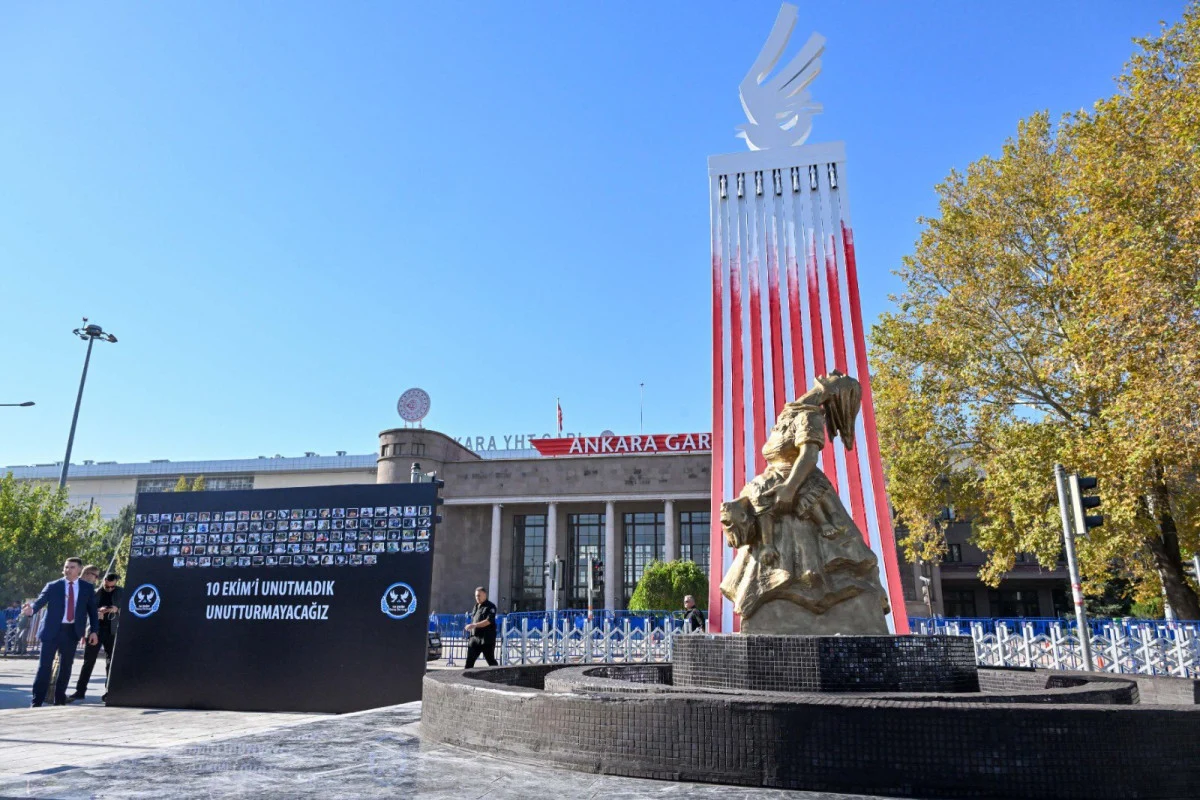 CHP'li Ankara Büyükşehir Belediyesi heykel açılışı yaptı