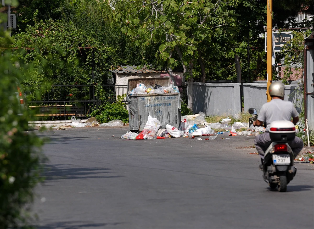 İzmir'de çöp dağları: Çiğli'de kötü koku ve kirlilik manzaraları