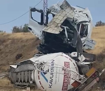 Malatya'da Trafiğe Takılan Yakıt Tankeri Devrildi