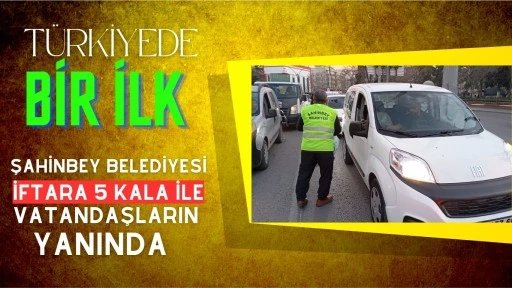 Şahinbey Belediyesi iftara yetişemeyen vatandaşlar için “İftara 5 Kala” projesi ile Şahinbey İlçesi’nin yoğun olan kavşaklarında kumanya dağıtımını geçmiş yıllarda olduğu gibi bu yılda sürdürüyor.