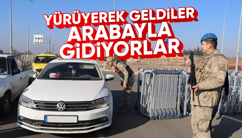 Suriyeliler Türkiye'den araçlarıyla ayrılıyor