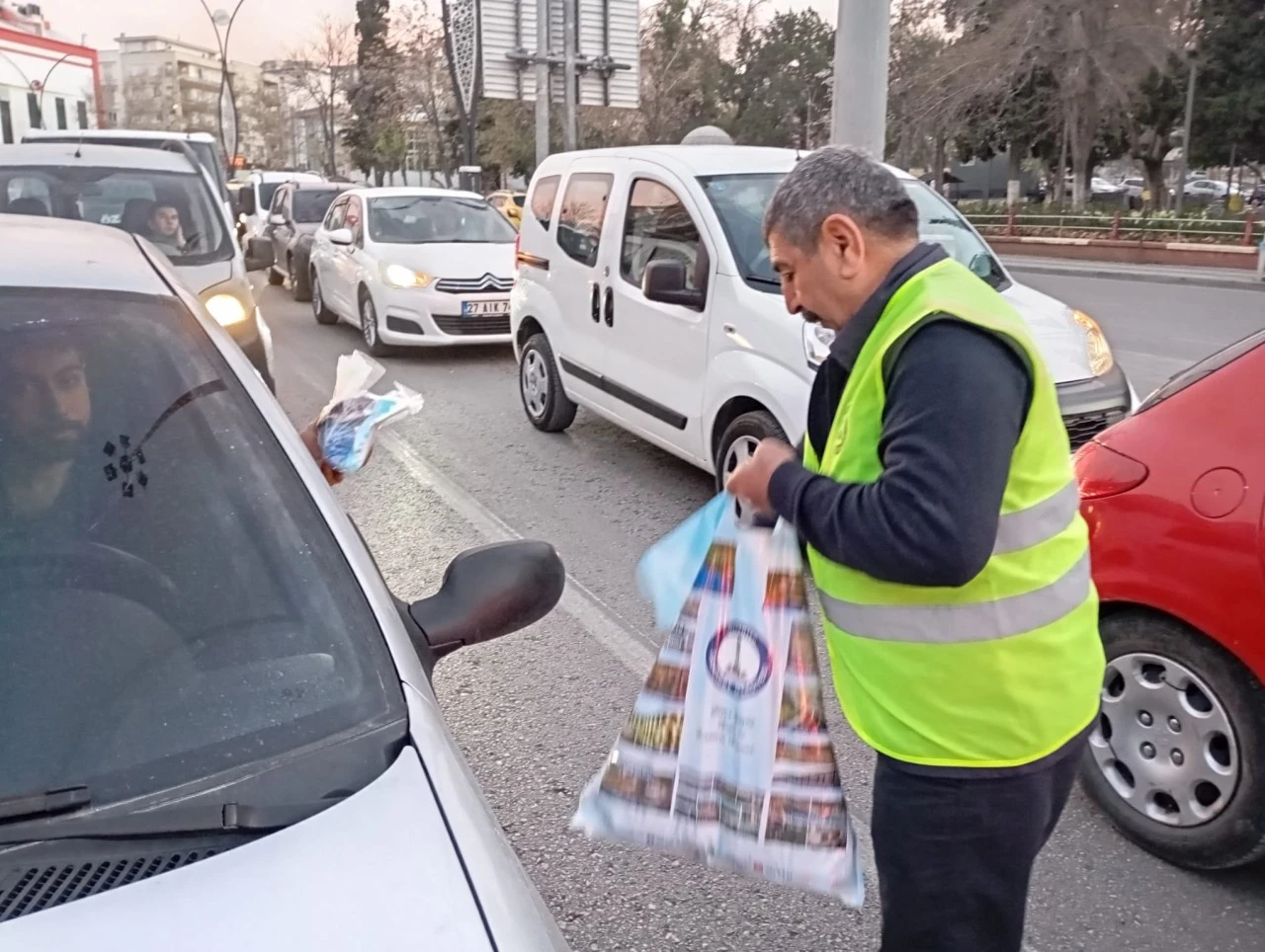 ŞAHİNBEY BELEDİYESİ İFTARA BEŞ KALA İLE VATANDAŞLARIN YANINDA